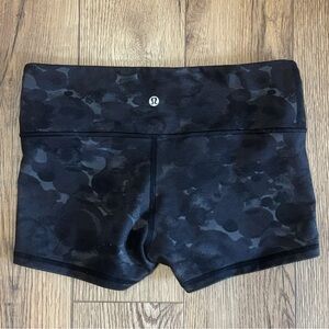 Lululemon Wunder Under Shorts Size 6 Black Gray 2.5"